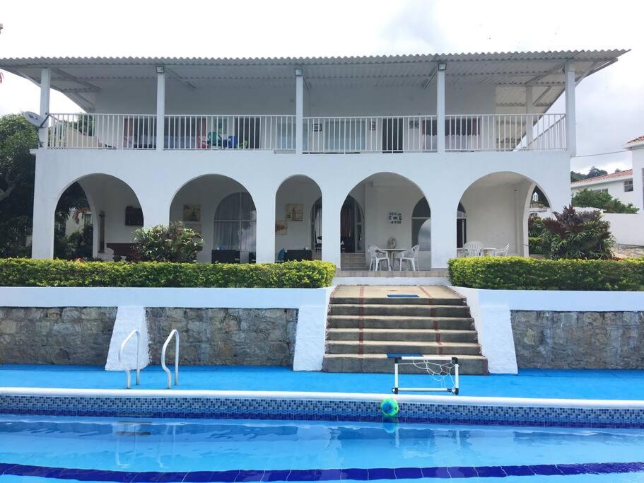 un complejo con piscina y un edificio en Casa de campo mesitas del colegio, en El Colegio