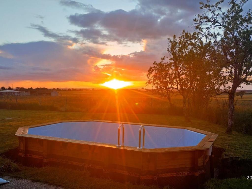 d'un bain à remous avec vue sur le coucher du soleil en arrière-plan. dans l'établissement Charmante Longère avec Terrasse et Piscine Chauffée, proche châteaux et zoo, en pleine nature - FR-1-591-240, à Saint-Lactencin
