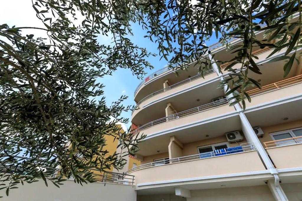 Balkón alebo terasa v ubytovaní Family friendly apartments with a swimming pool Brela, Makarska - 19998
