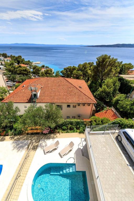 Bazén v ubytovaní Family friendly apartments with a swimming pool Brela, Makarska - 19998 alebo v jeho blízkosti