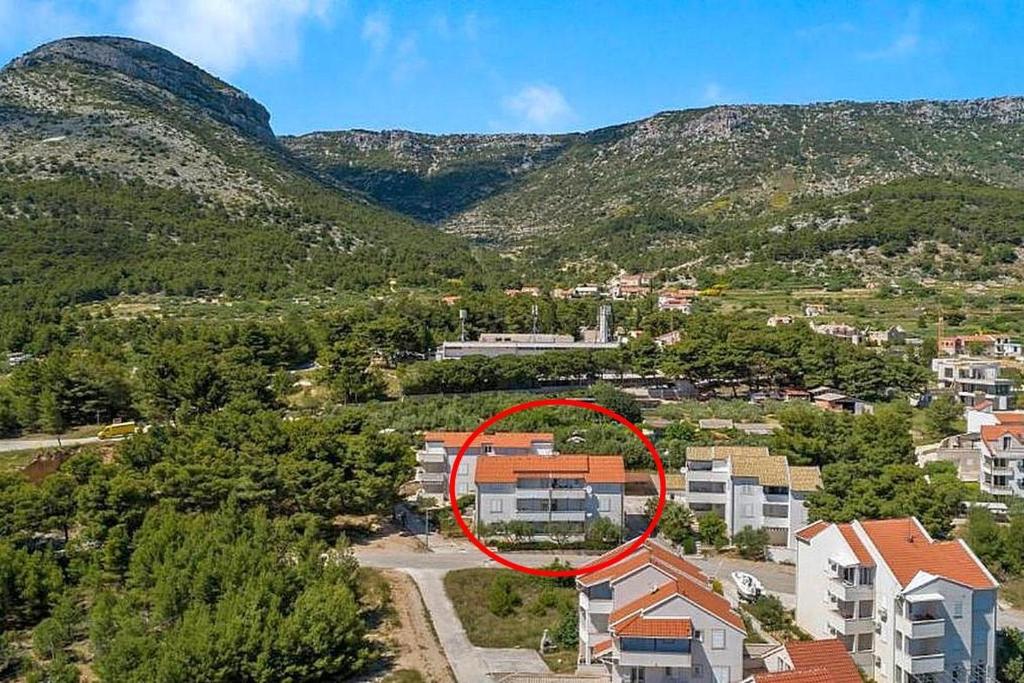 Apartments with parking space Bol, Brac - 20004