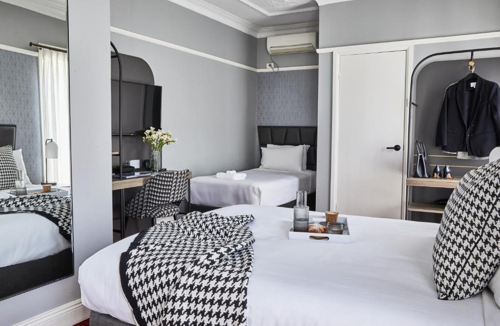 um quarto de hotel com duas camas e uma mesa em No 9 Springfield em Sydney