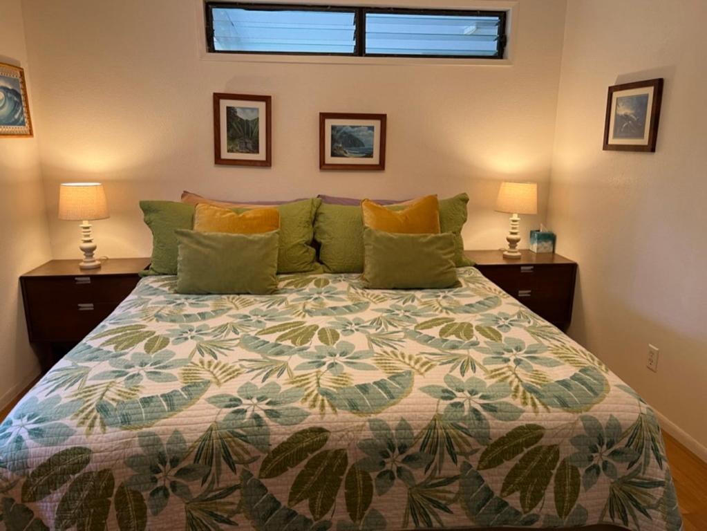 ein Schlafzimmer mit einem großen Bett mit zwei Lampen in der Unterkunft Ala Kai Bed and Breakfast in Keaau