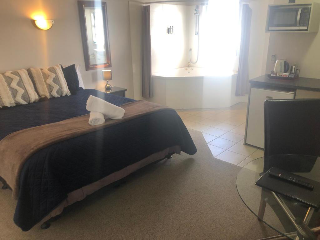 TV a/nebo společenská místnost v ubytování Absolute Lake View Motel
