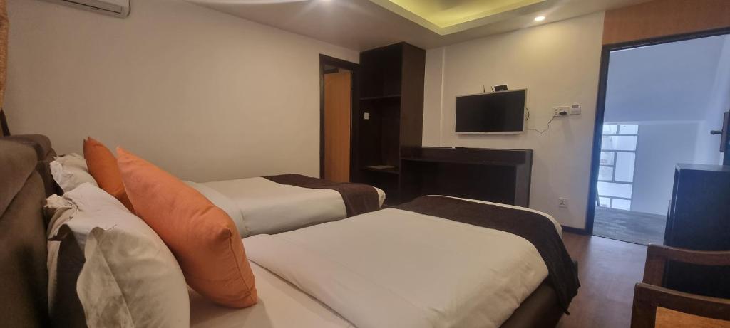 TV a/nebo společenská místnost v ubytování Durbar Hotel & Residence