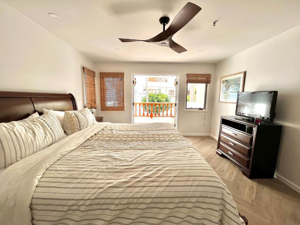 ein Schlafzimmer mit einem Bett und einem Deckenventilator in der Unterkunft Modern Hamilton Cove Villa w/golf cart in Avalon
