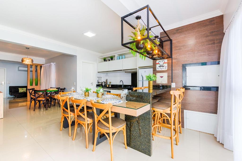 a dining room and kitchen with a table and chairs at APT NOVO, LOCALIZAÇÃO PRIVILEGIADA 60 MT DO TERMAS in Piratuba