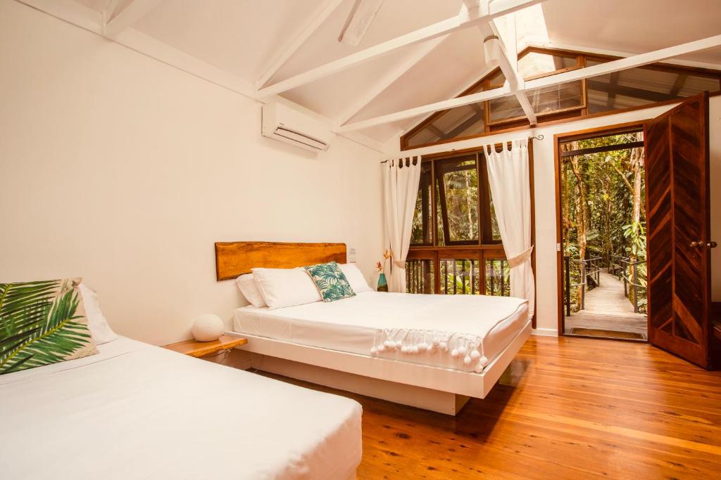 Postel nebo postele na pokoji v ubytování Daintree Wilderness Lodge