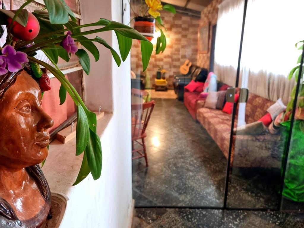 a living room with a vase with a plant at Hostal Jardín de Luque in San Lorenzo