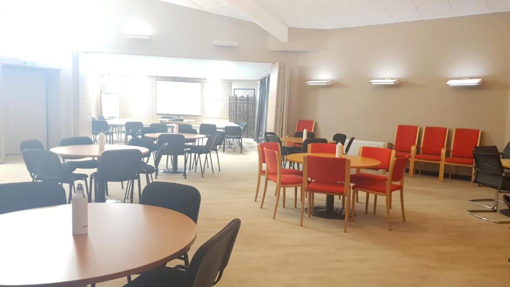 Posezení v ubytování Greet Hôtel Castres Saix