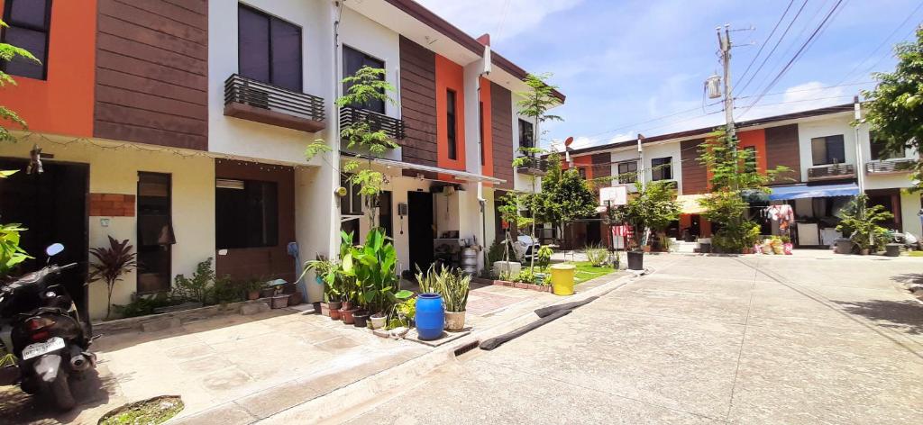 une rue vide dans une ville avec des bâtiments dans l'établissement Entire 2 story-house in Navona Subdivision in lapu-lapu Mactan Cebu, à Babag