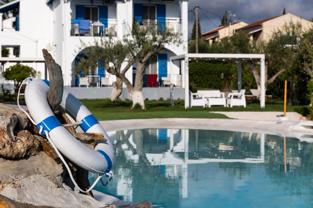 Bazén v ubytování Sun 'n Chill, Boutique Apartments & Beach Villa nebo v jeho okolí