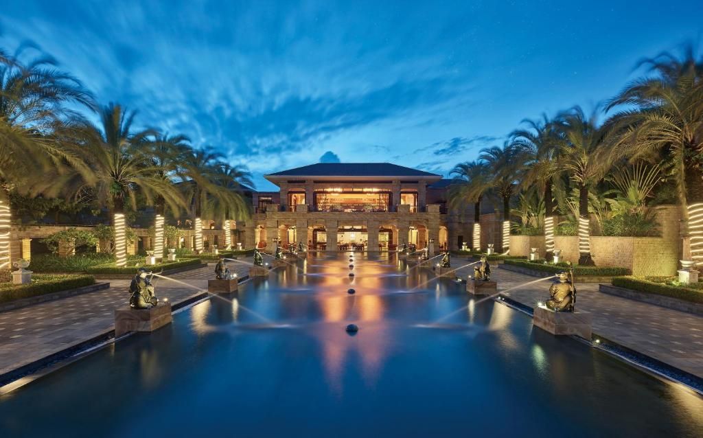 三亞的住宿－三亚海棠湾万达瑞华度假酒店，一座大型建筑,前面有一个喷泉