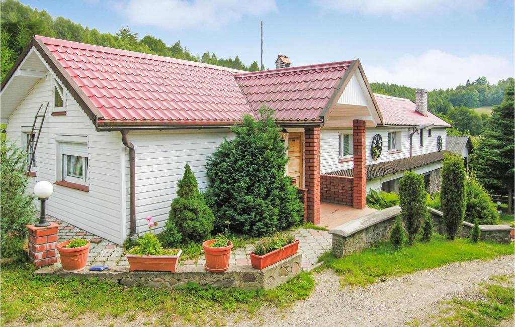 Brodnica DolnaにあるAwesome Home In Brodnica Grna With 4 Bedroomsの赤屋根の小さな白い家