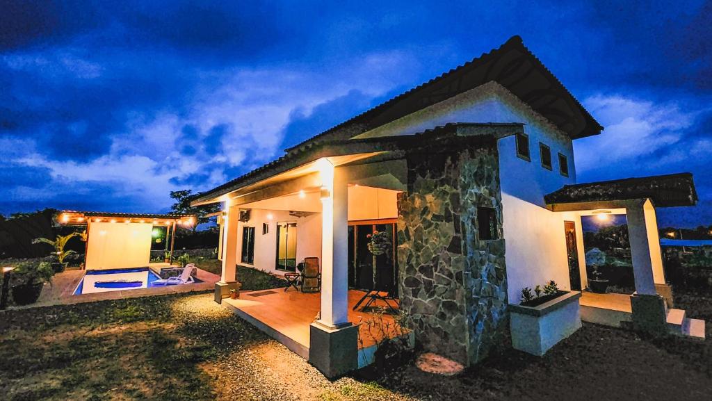 una piccola casa con patio di notte di Catalina Cabins a Santa Catalina
