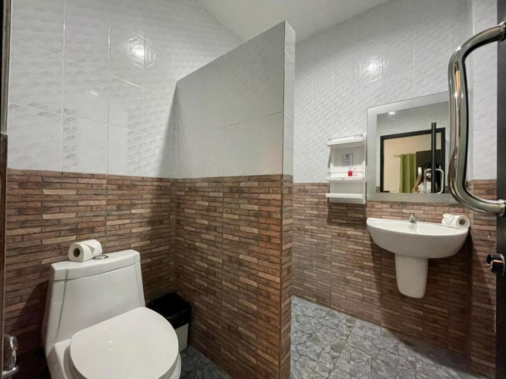 een badkamer met een toilet en een wastafel bij Shine of Hill Lamai Koh Samui in Lamai