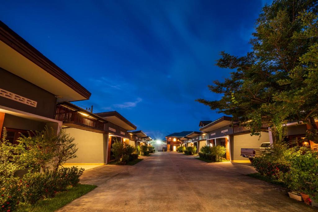 eine leere Auffahrt zwischen Gebäuden in der Nacht in der Unterkunft Thebedkolok resort in Sungai Kolok