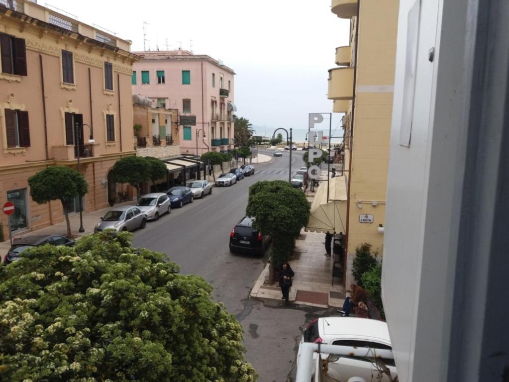 uitzicht op een straat met geparkeerde auto's bij La culla di Giove in Terracina