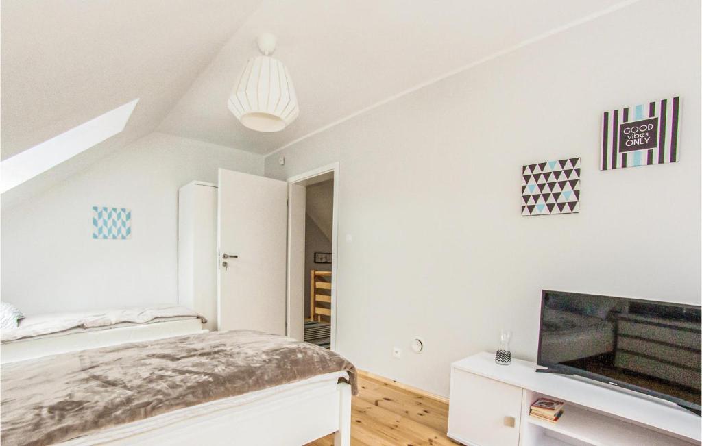 Telewizja i/lub zestaw kina domowego w obiekcie 4 Bedroom Amazing Home In Ruciane-Nida