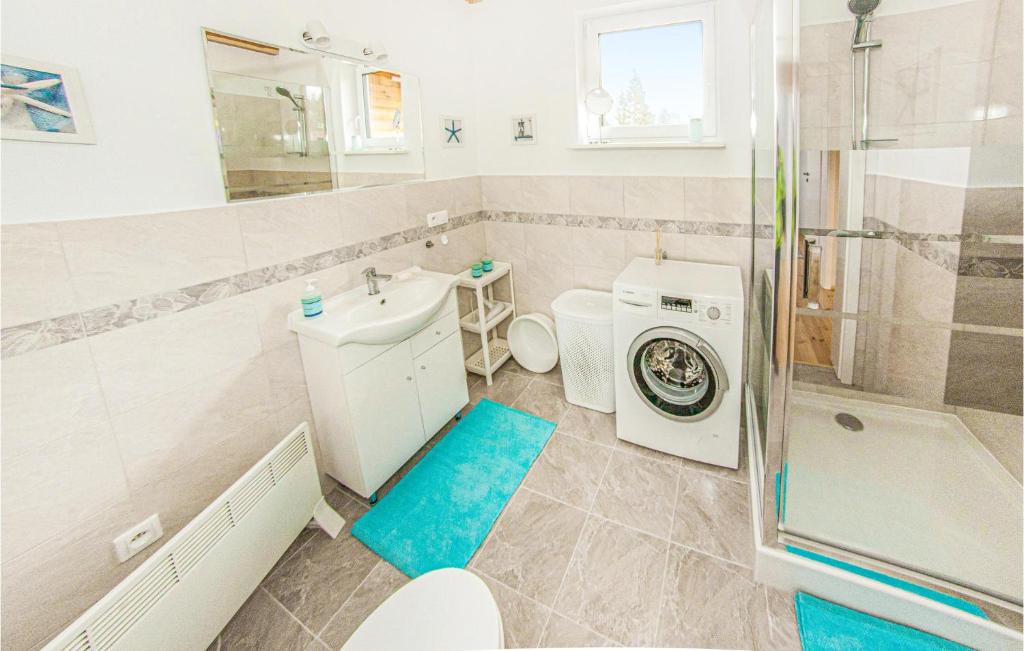 Łazienka w obiekcie 4 Bedroom Amazing Home In Ruciane-Nida