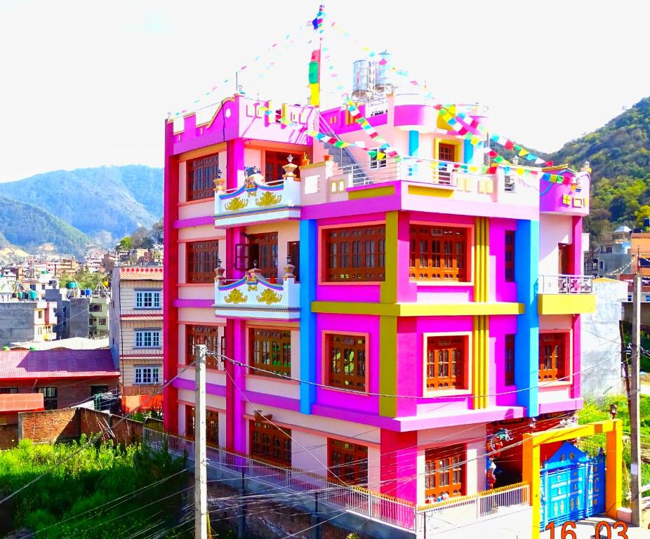 um edifício rosa com muitas janelas em Dragon Homestay Bhaktapur em Bhaktapur