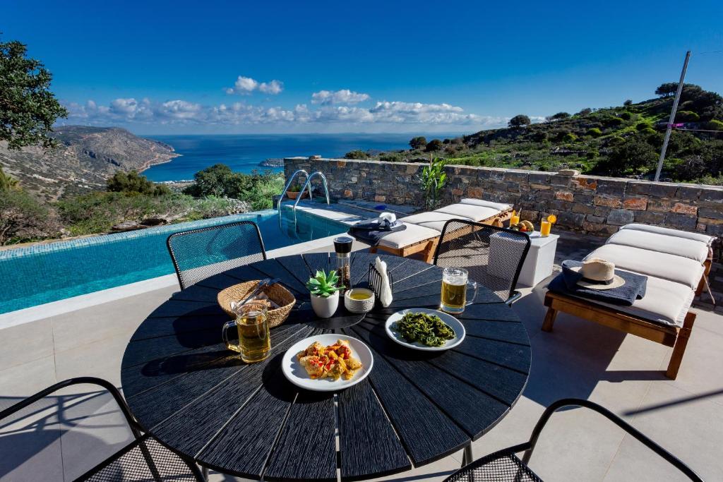 Zdjęcie z galerii obiektu Villa Nesea Elounda With Private Pool - Happy Rentals w Elundzie