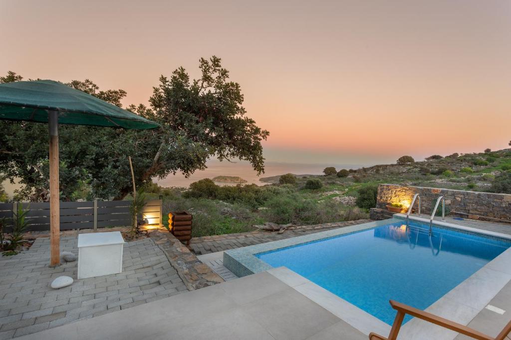 Zdjęcie z galerii obiektu Villa Nesea Elounda With Private Pool - Happy Rentals w Elundzie