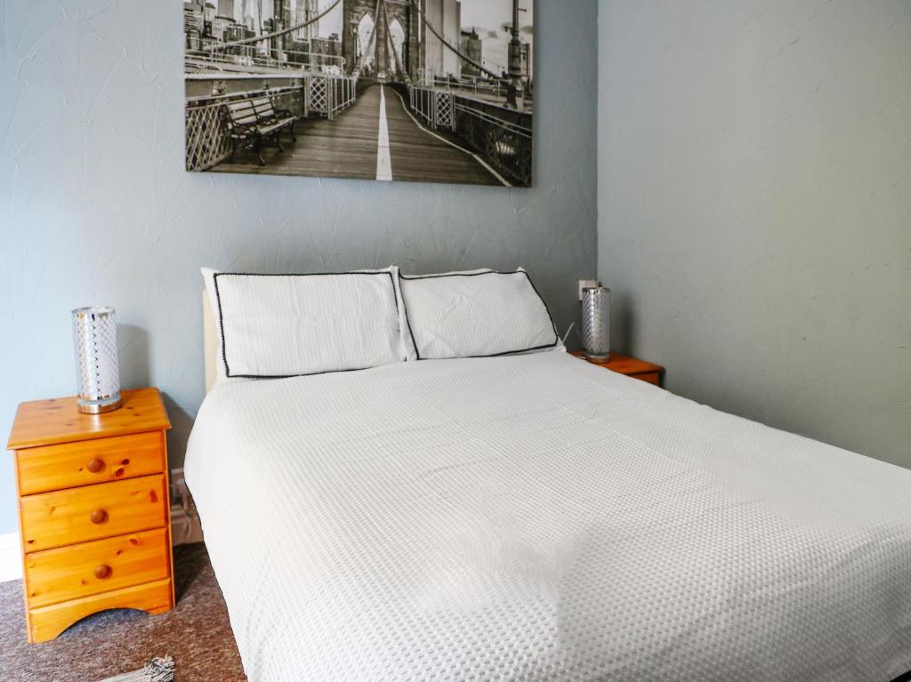 a bedroom with a bed and a picture of a bridge at OYO The Shores Hotel, Central Blackpool in Blackpool