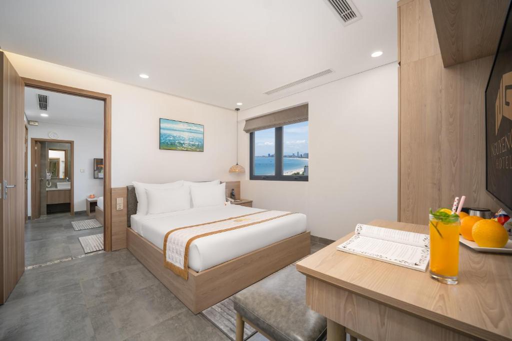 Postel nebo postele na pokoji v ubytování Nguyen Gia Hotel