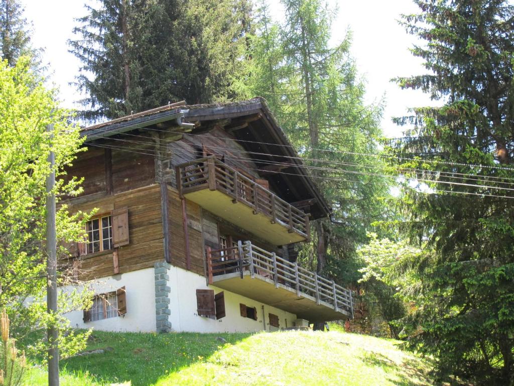 a log cabin in the middle of a forest at Chalet Nouchka VERB120 in Verbier