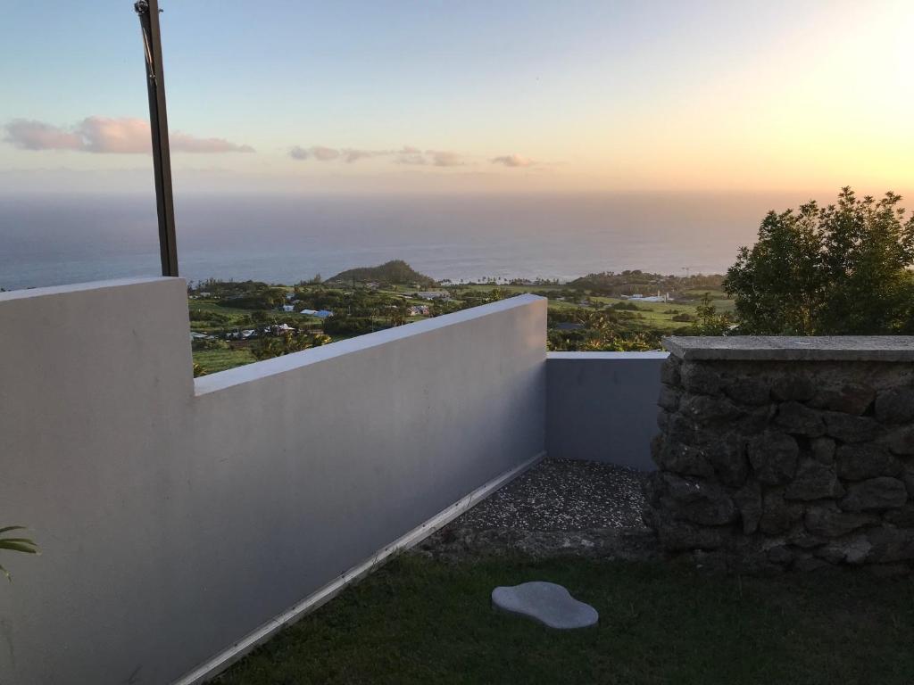 uma vista para o oceano a partir da varanda de uma casa em loft meublé fonctionnel proche de grande anse em Petite Île