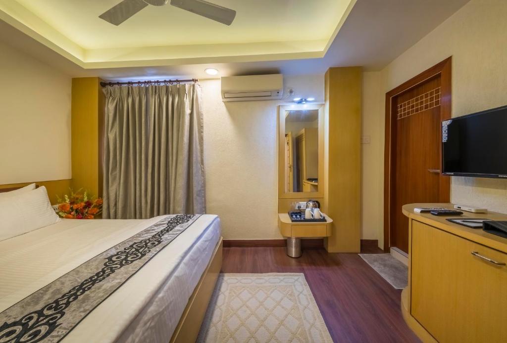 TV a/nebo společenská místnost v ubytování Hotel Emirates