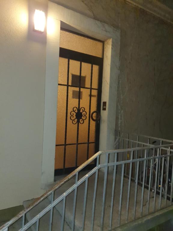 uma porta num edifício com um portão de metal em Sonnegg Guest Rooms Inh M Bisegger em Zürich
