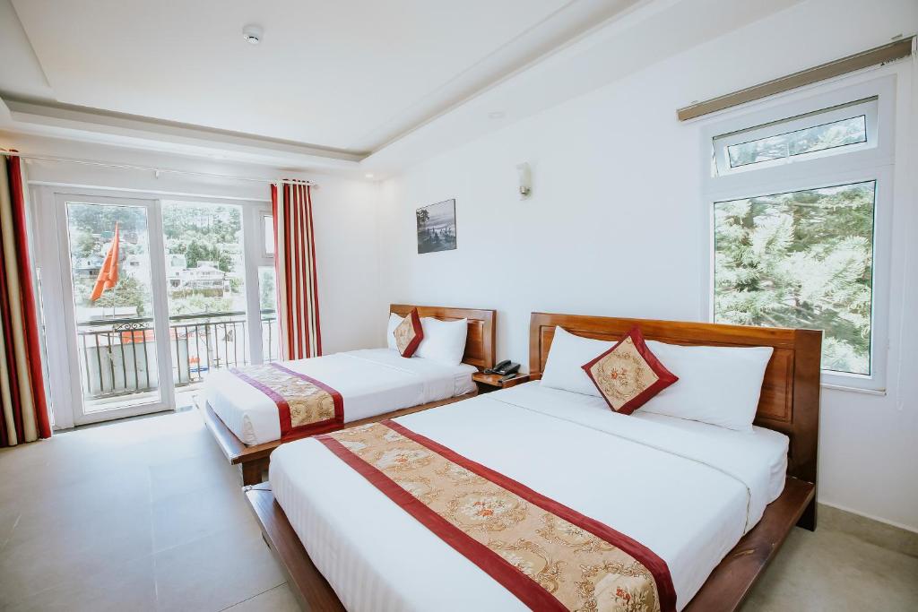 Postel nebo postele na pokoji v ubytování Lien Huong Hotel