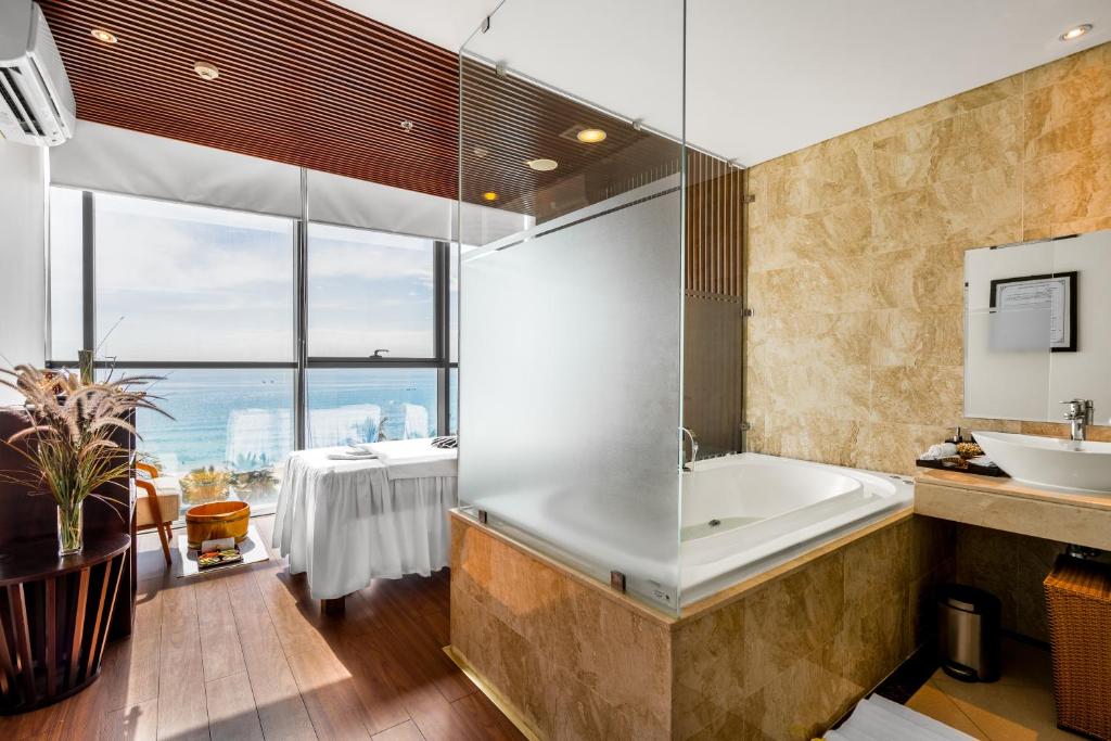 Postel nebo postele na pokoji v ubytování Grand Tourane Hotel Da Nang