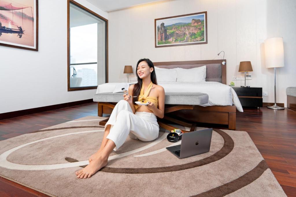 Postel nebo postele na pokoji v ubytování Grand Tourane Hotel Da Nang