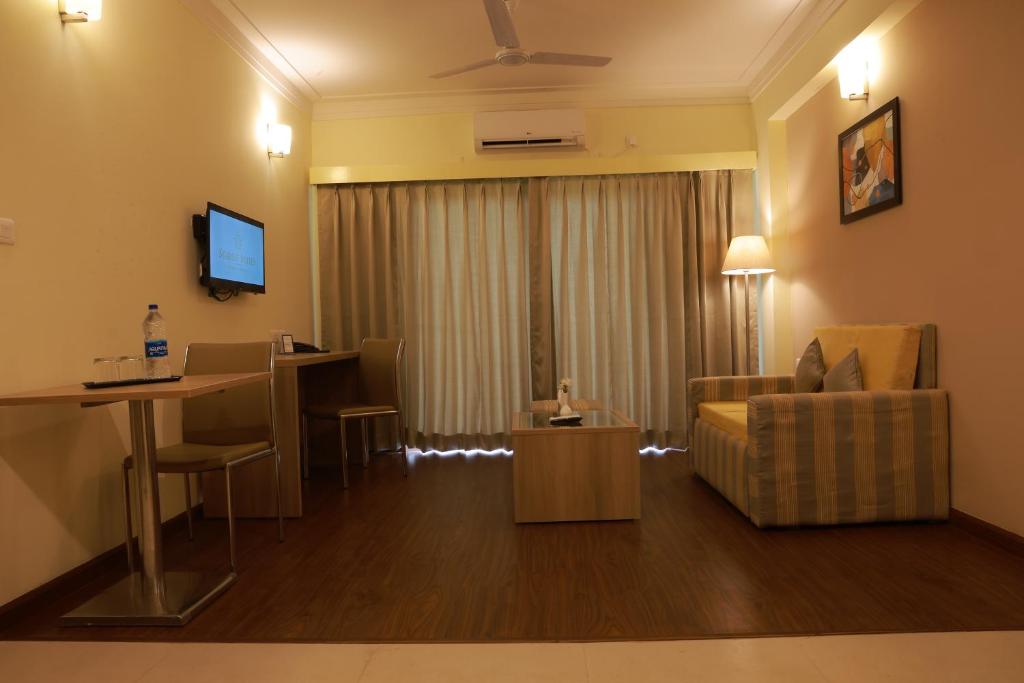 TV a/nebo společenská místnost v ubytování Starlit Suites Tirupati