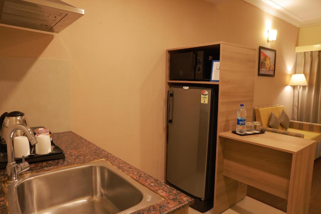 Kuchyň nebo kuchyňský kout v ubytování Starlit Suites Tirupati
