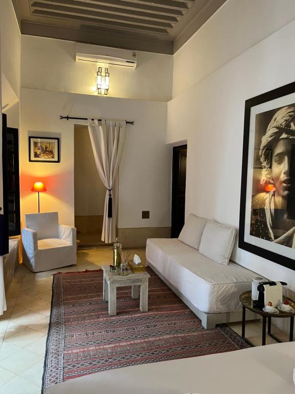 Posezení v ubytování RIAD ENNAFOURA BOUTIQUE HOTEL
