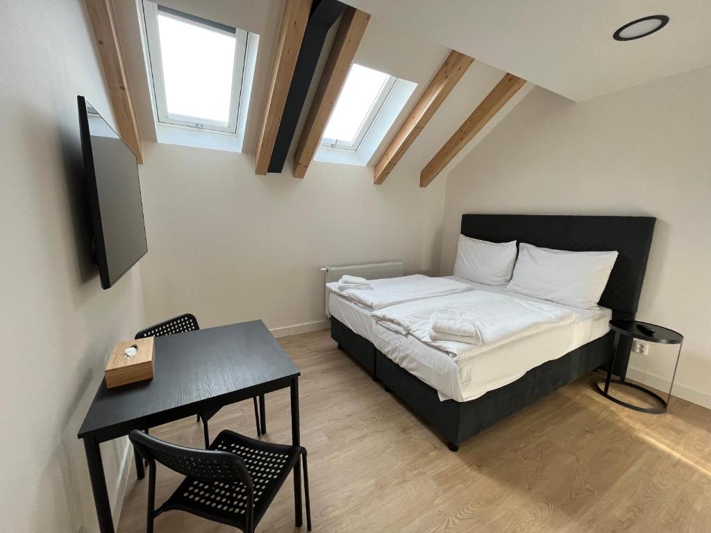 Postel nebo postele na pokoji v ubytování Figaro Suites