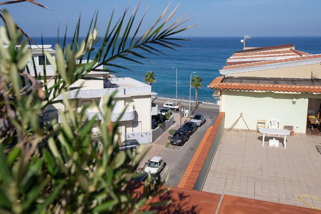 uma vista para uma rua e para o oceano a partir de um edifício em Attico Sul Mare In Centro em Capo dʼOrlando