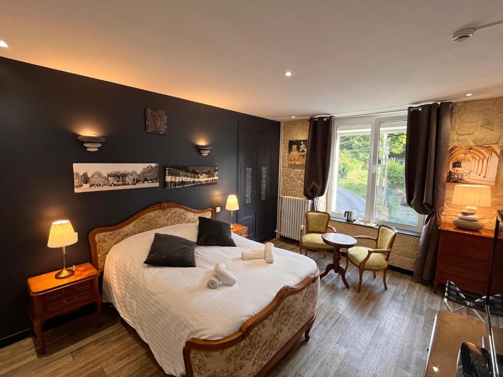 una camera da letto con un letto grande in una stanza di Le Clos Joli a Haybes