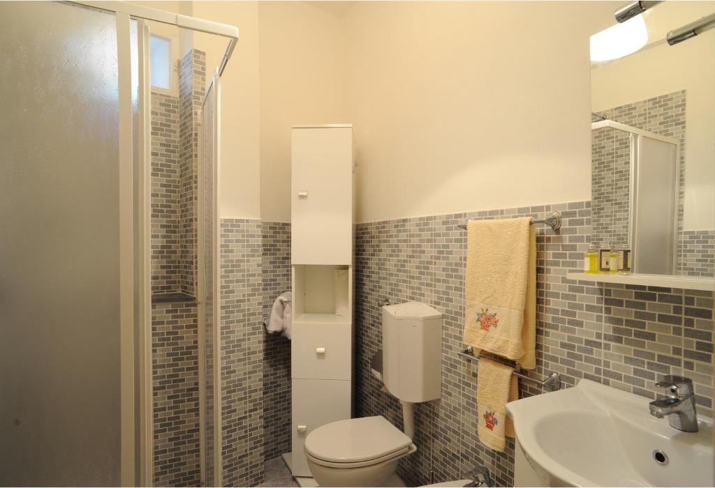 A bathroom at Sivori Apartment