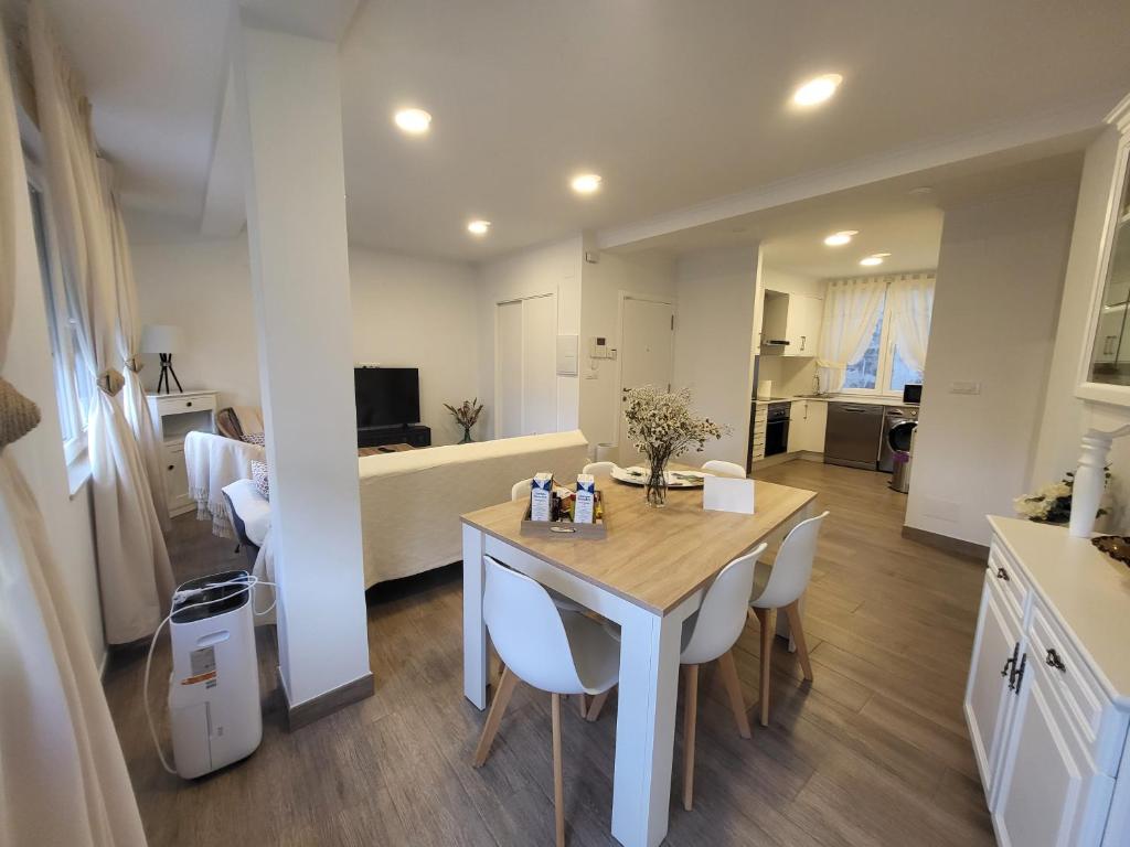 a kitchen and living room with a table and chairs at apartamento_turistico_cedeira in Cedeira