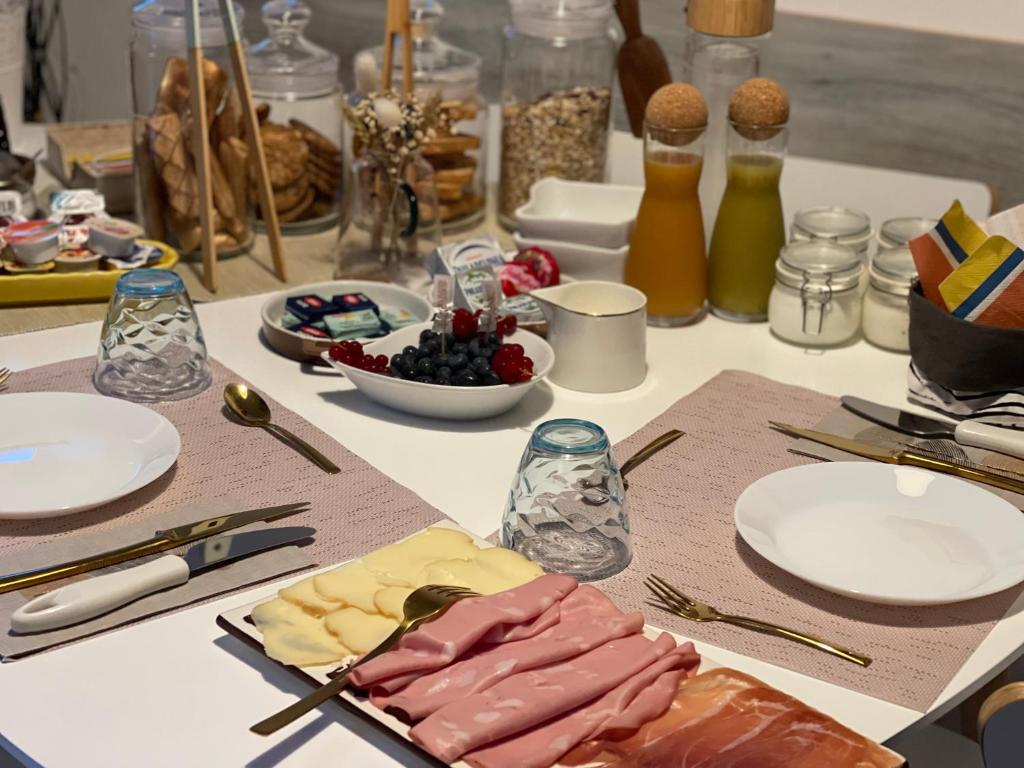 una mesa con platos de comida en una mesa en Oxalis, en Bolonia