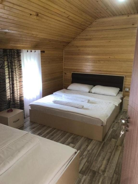 Postel nebo postele na pokoji v ubytování Bujtina Arturi