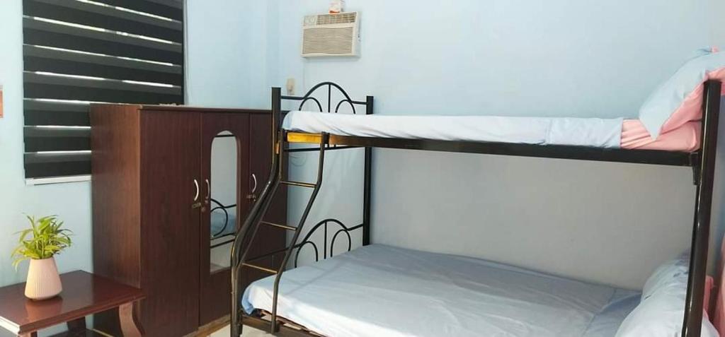 - deux lits superposés dans une chambre dans l'établissement Mamita's Place Calayo Nasugbu Batangas, à Nasugbu