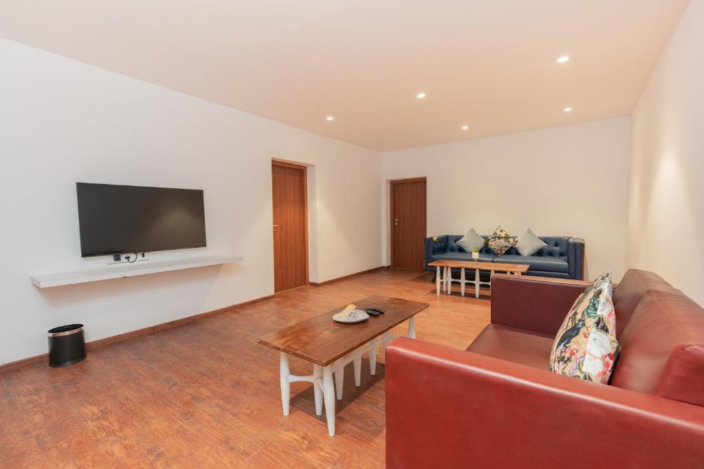 TV a/nebo společenská místnost v ubytování DARZA LUXURY RESORTs