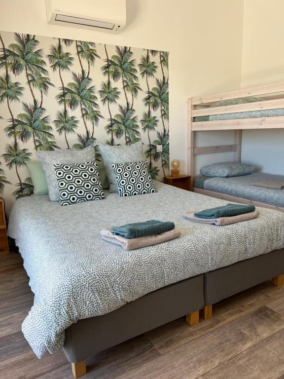 1 dormitorio con 1 cama con 2 literas en l'Orangerie de La Pontête, en Vayres