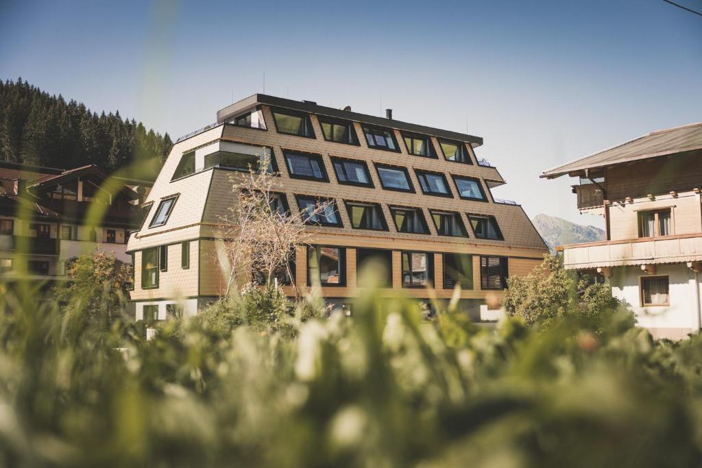 um grande edifício com janelas do lado em DAS GERLOS - Boutique Hotel em Gerlos